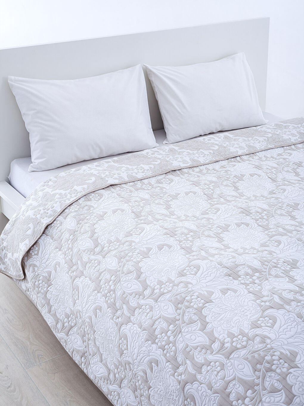 Bej Baskılı Çift Kişilik Yatak Örtüsü-1