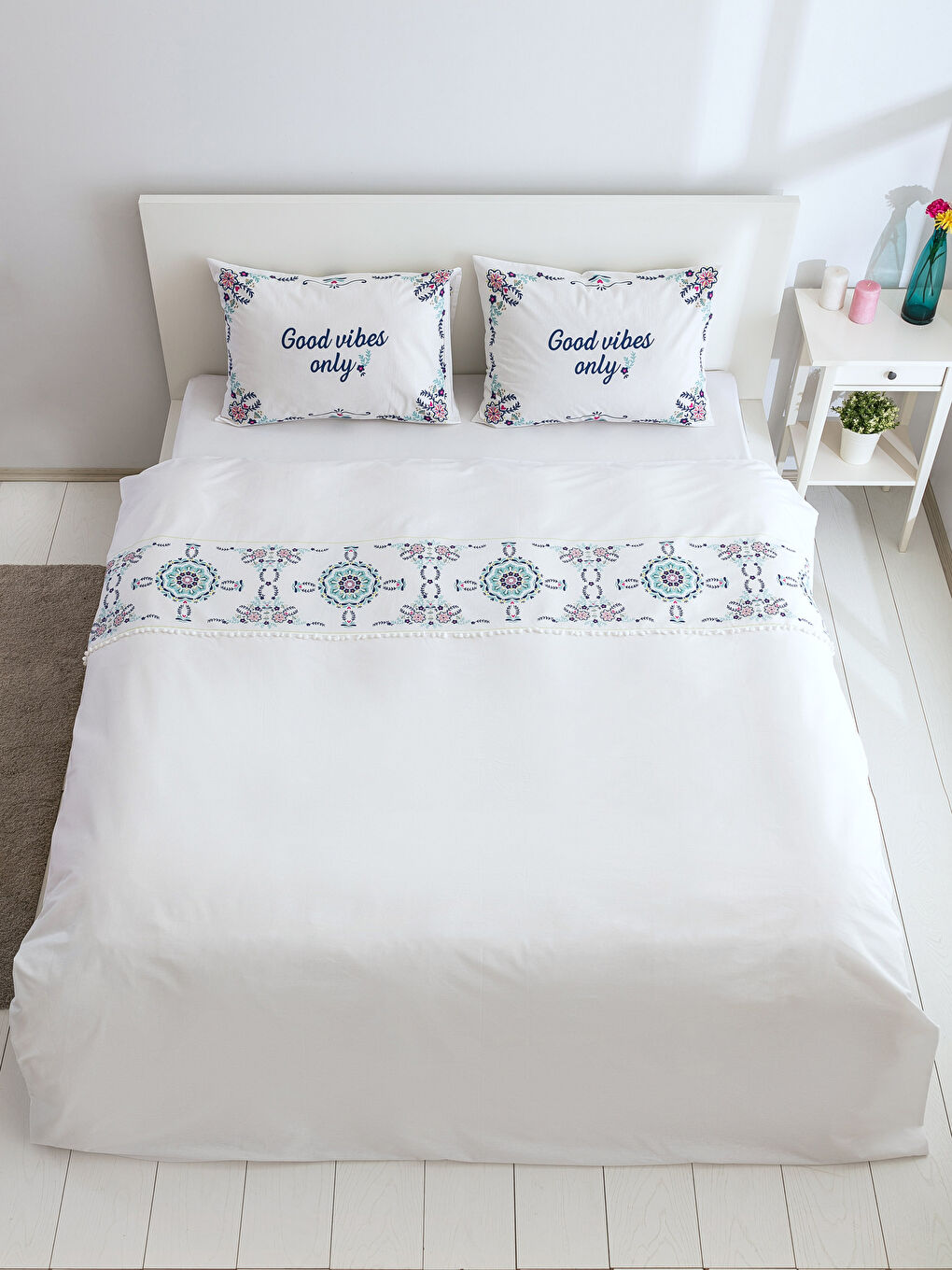 Beyaz Baskılı Çift Kişilik Nevresim Seti-2