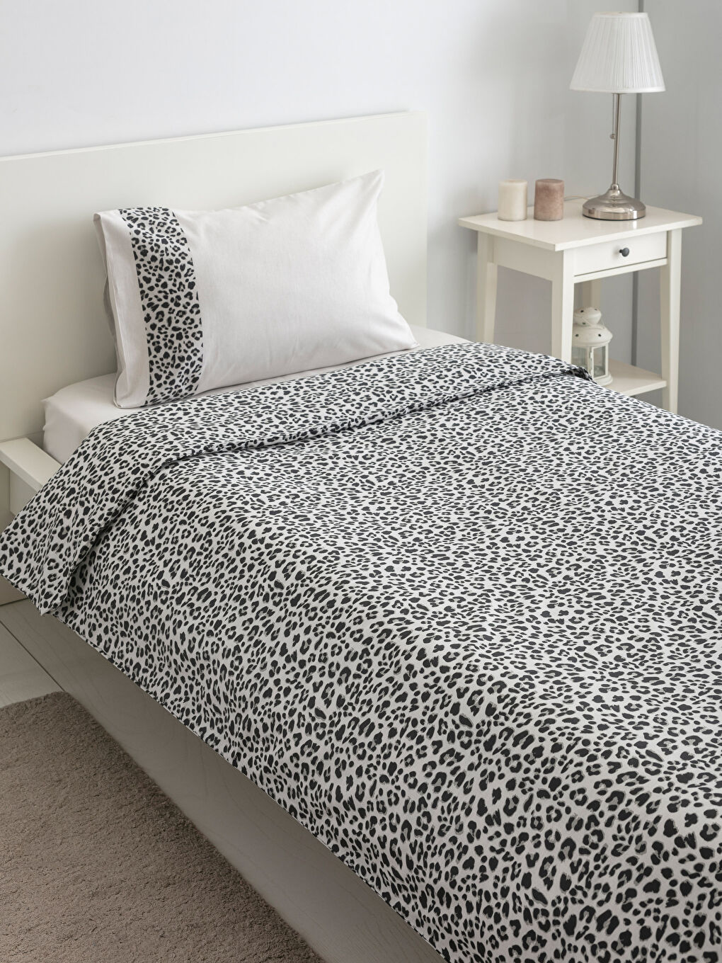 Siyah Baskılı Tek Kişilik Nevresim Takımı