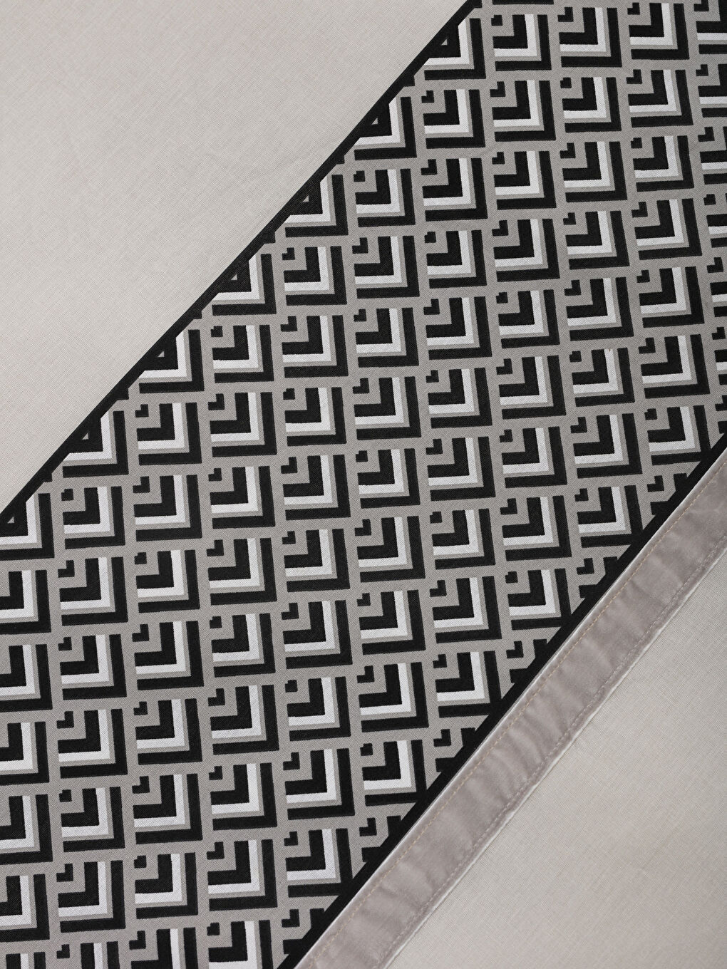 Siyah Baskılı Çift Kişilik Nevresim Seti-2