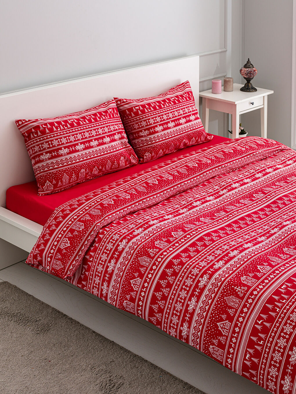 Kırmızı Baskılı Çift Kişilik Nevresim Takımı