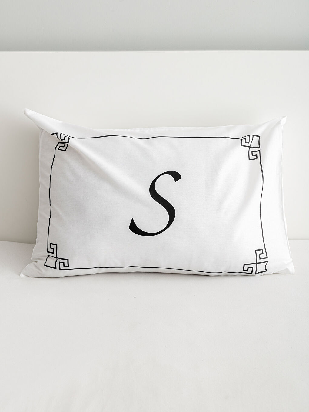 Siyah Baskılı Yastık Kılıfı-1