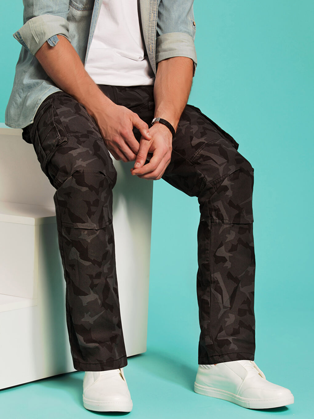 Siyah Regular Fit Kamuflaj Desenli Erkek Kargo Pantolon