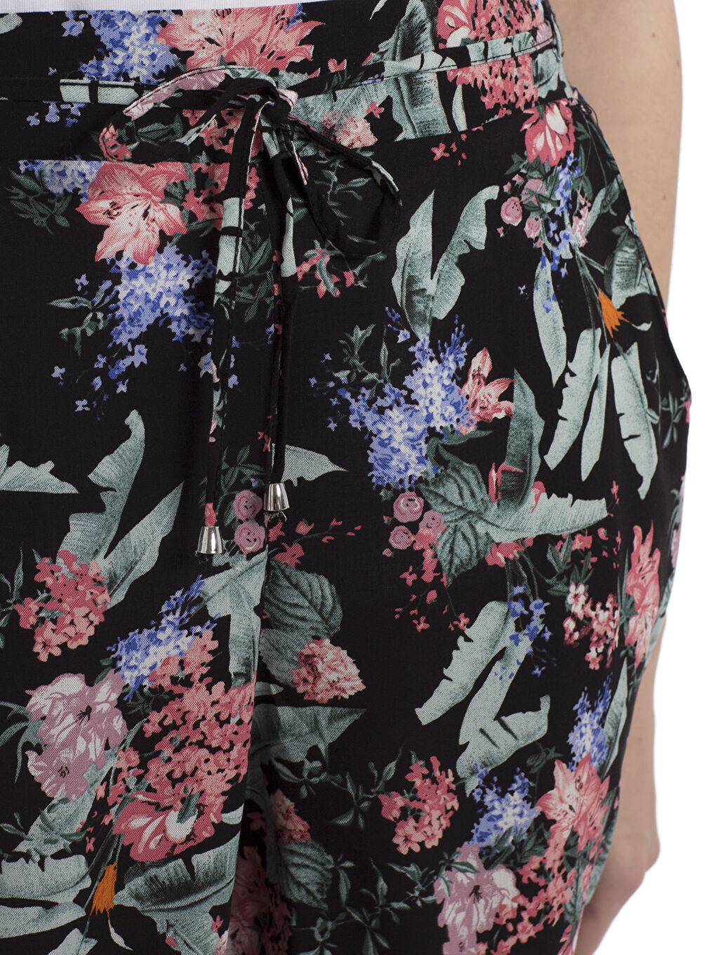 Šorts od viskoze sa cvetnim printom i elastičnim strukom-3