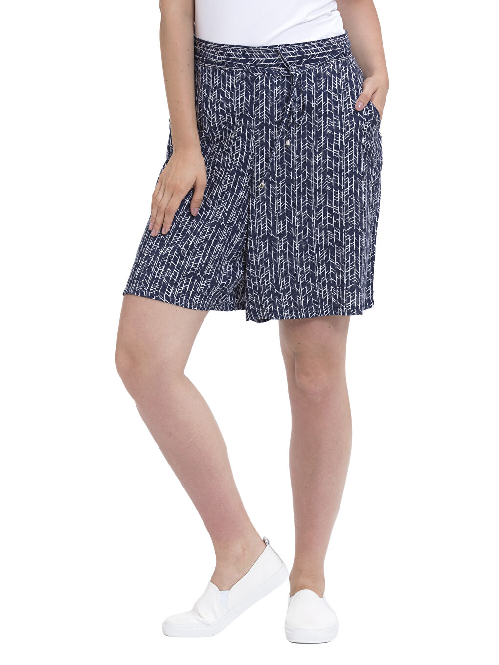LCWAIKIKI Basic Patterned Elastic Waist Viscose Shorts -7Y7037Z8-676