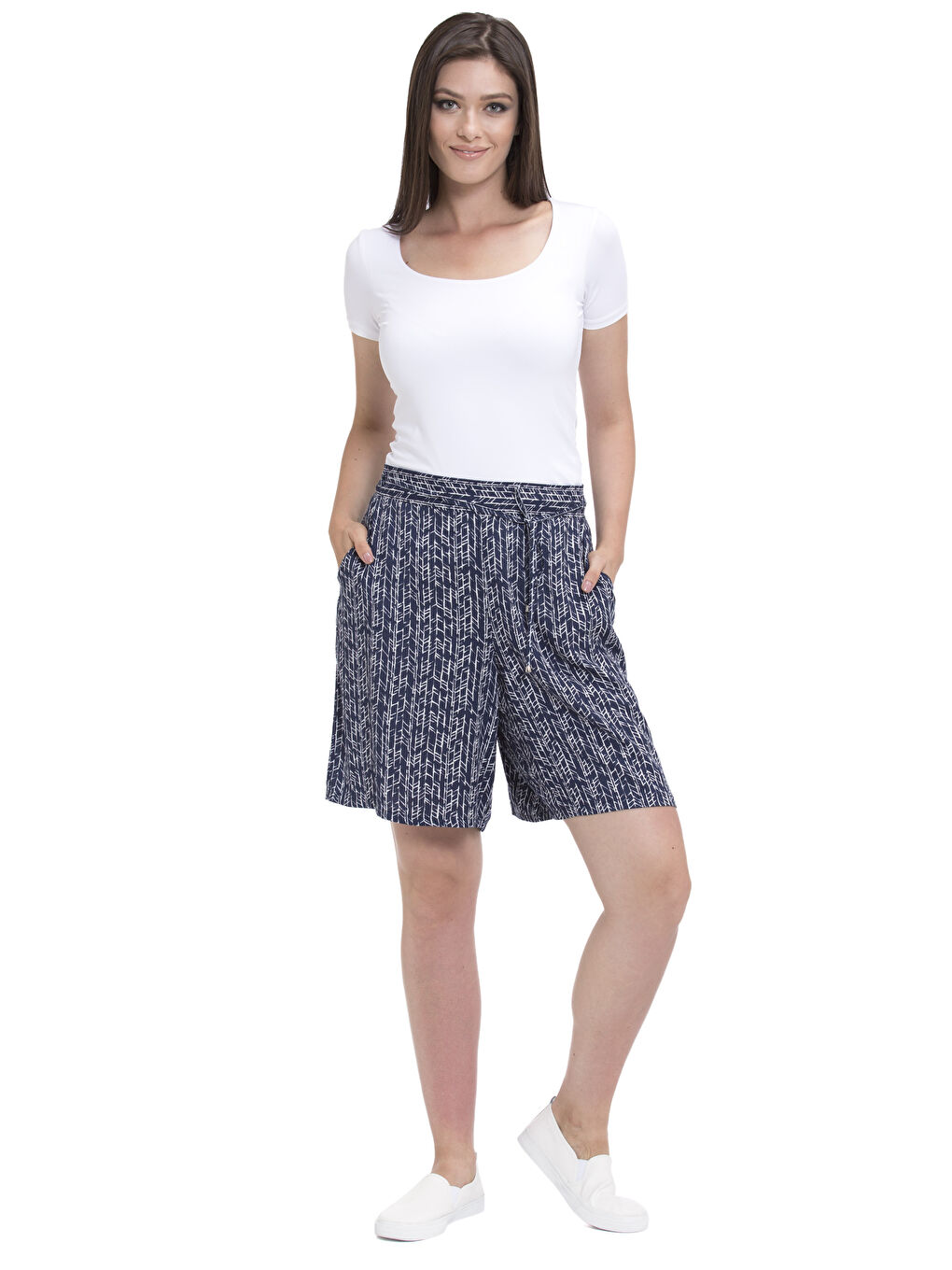 LCWAIKIKI Basic Patterned Elastic Waist Viscose Shorts -7Y7037Z8-676