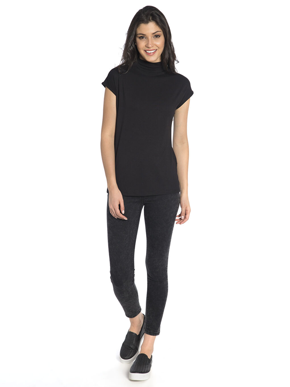 Siyah Dik Yaka Düz Kısa Kollu Kadın Tişört-2