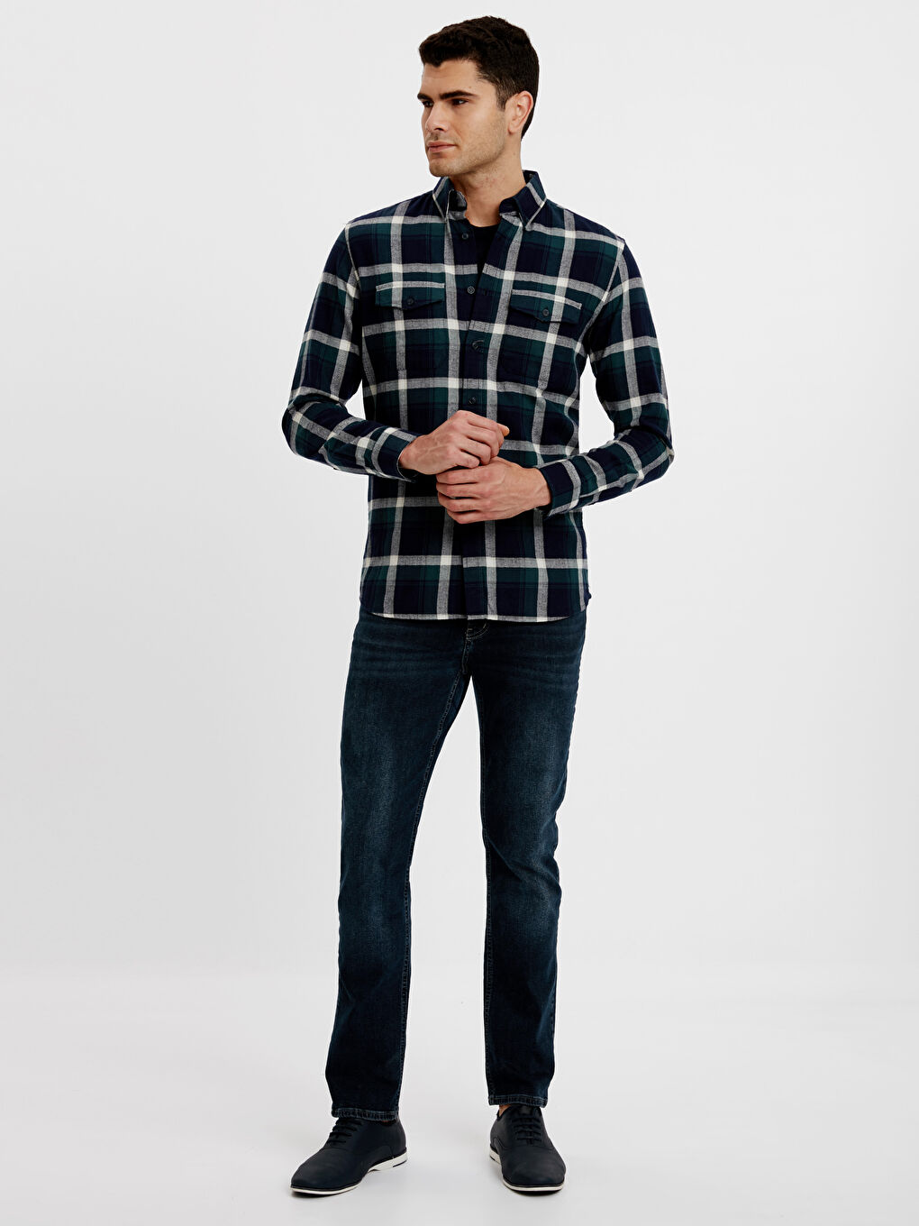 Мъж Зелено Риза-2