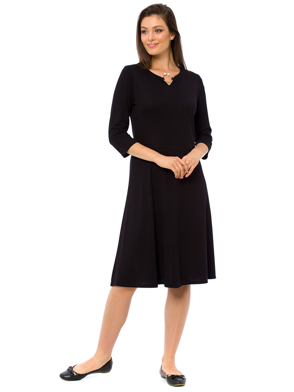 Жена Черно Рокля