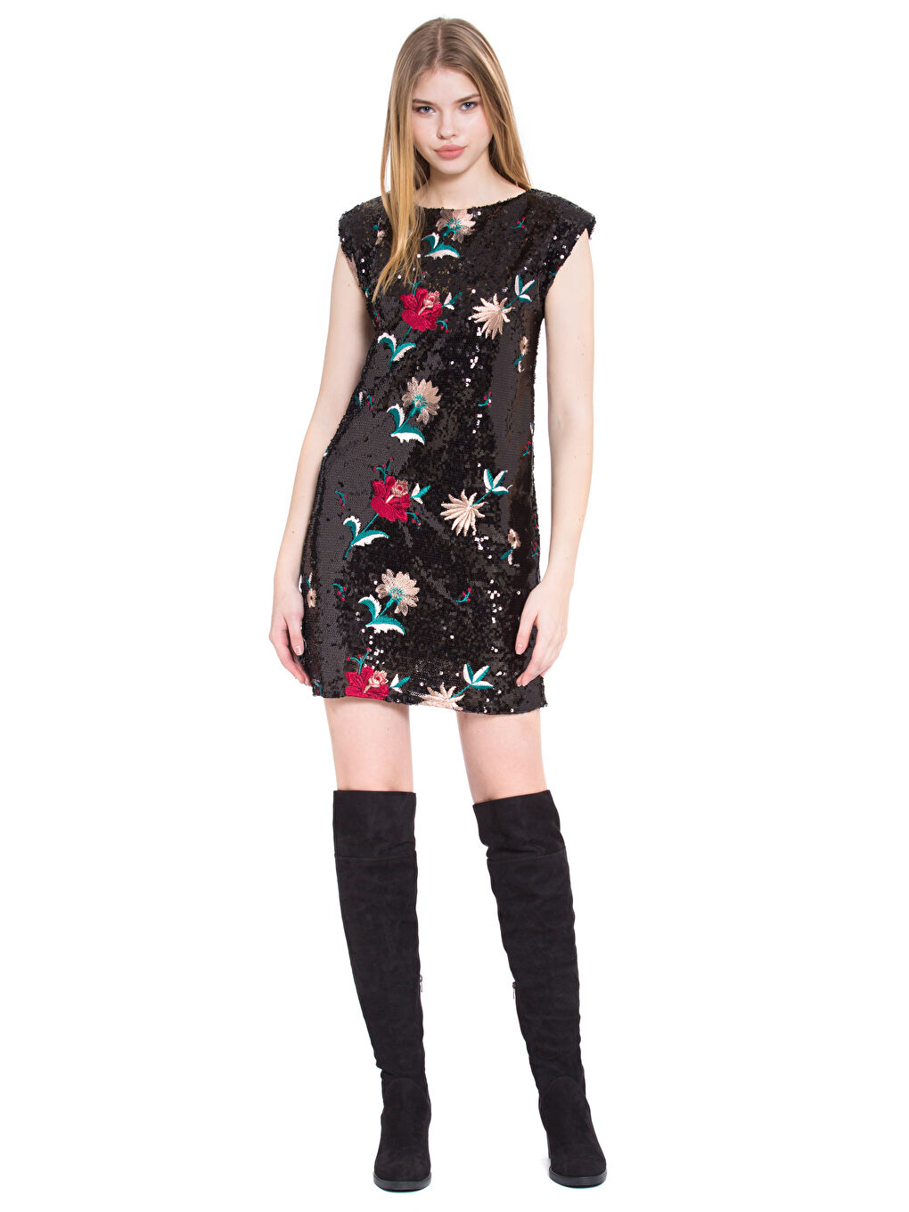 ქალი შავი კაბა-1