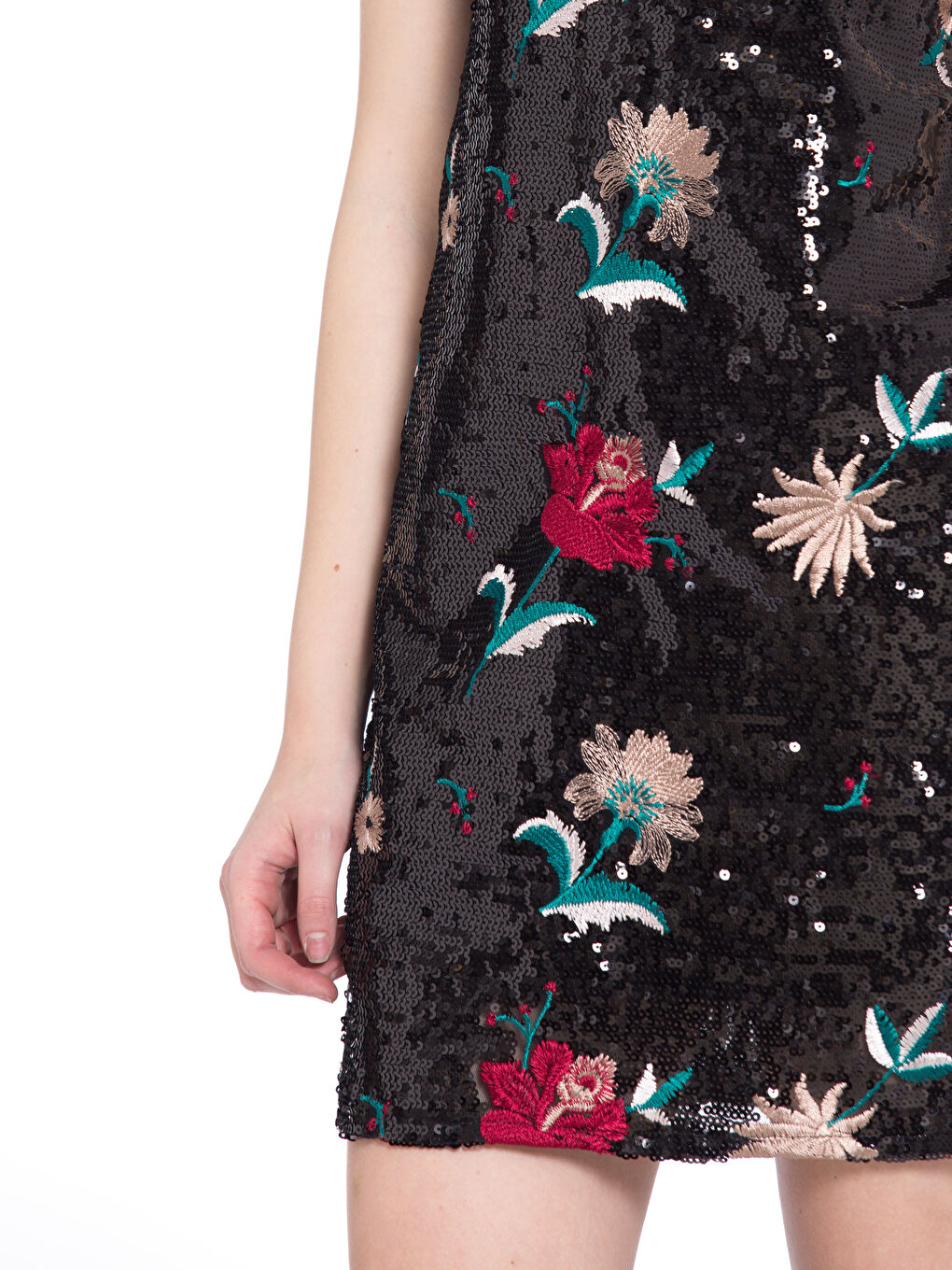 ქალი შავი კაბა-3