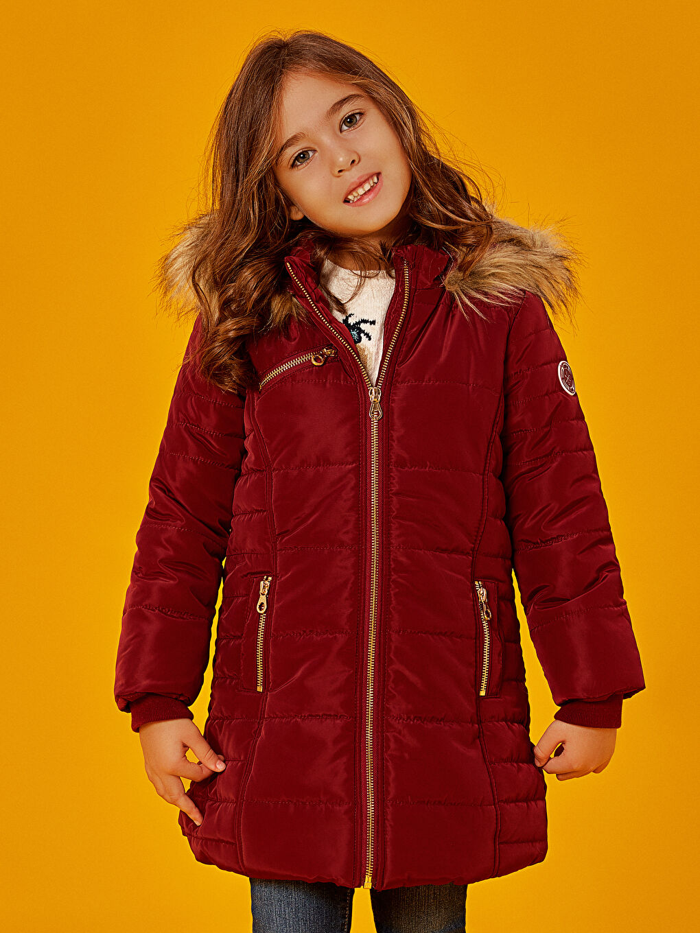 Момиче Бордо Палто