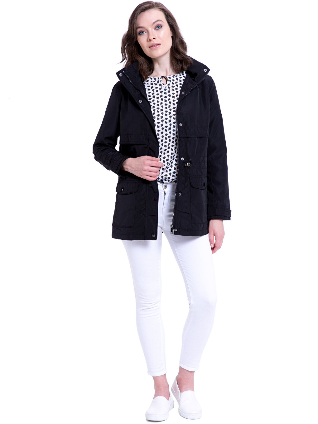 Siyah Dik Yaka Düz Uzun Kollu Kadın Mont-4