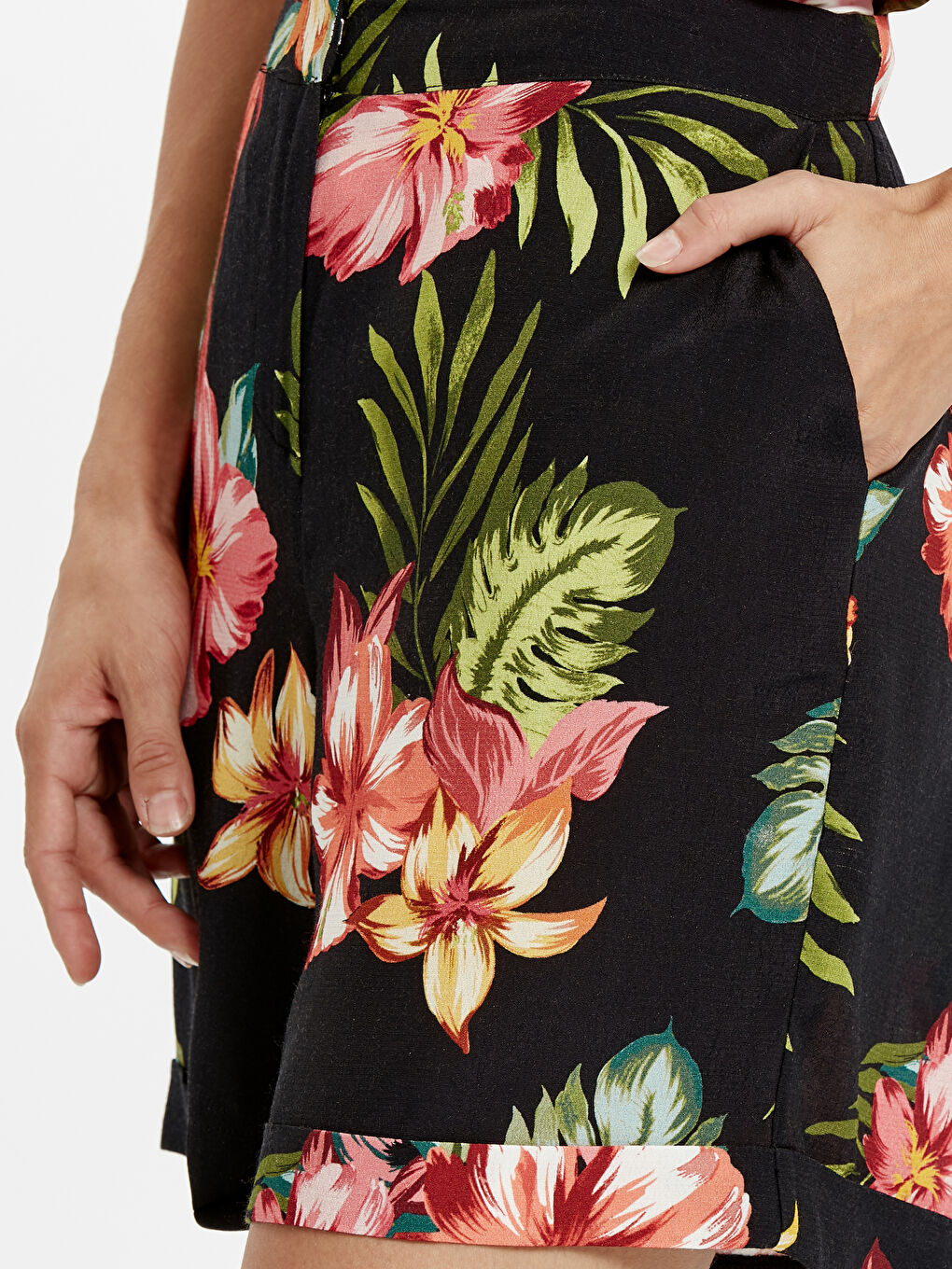 Siyah Baskılı Şort-3