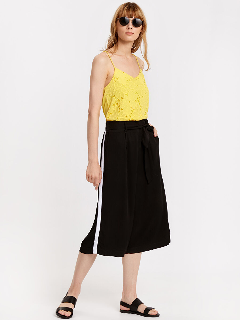 بنطلون كابري اسود نساء