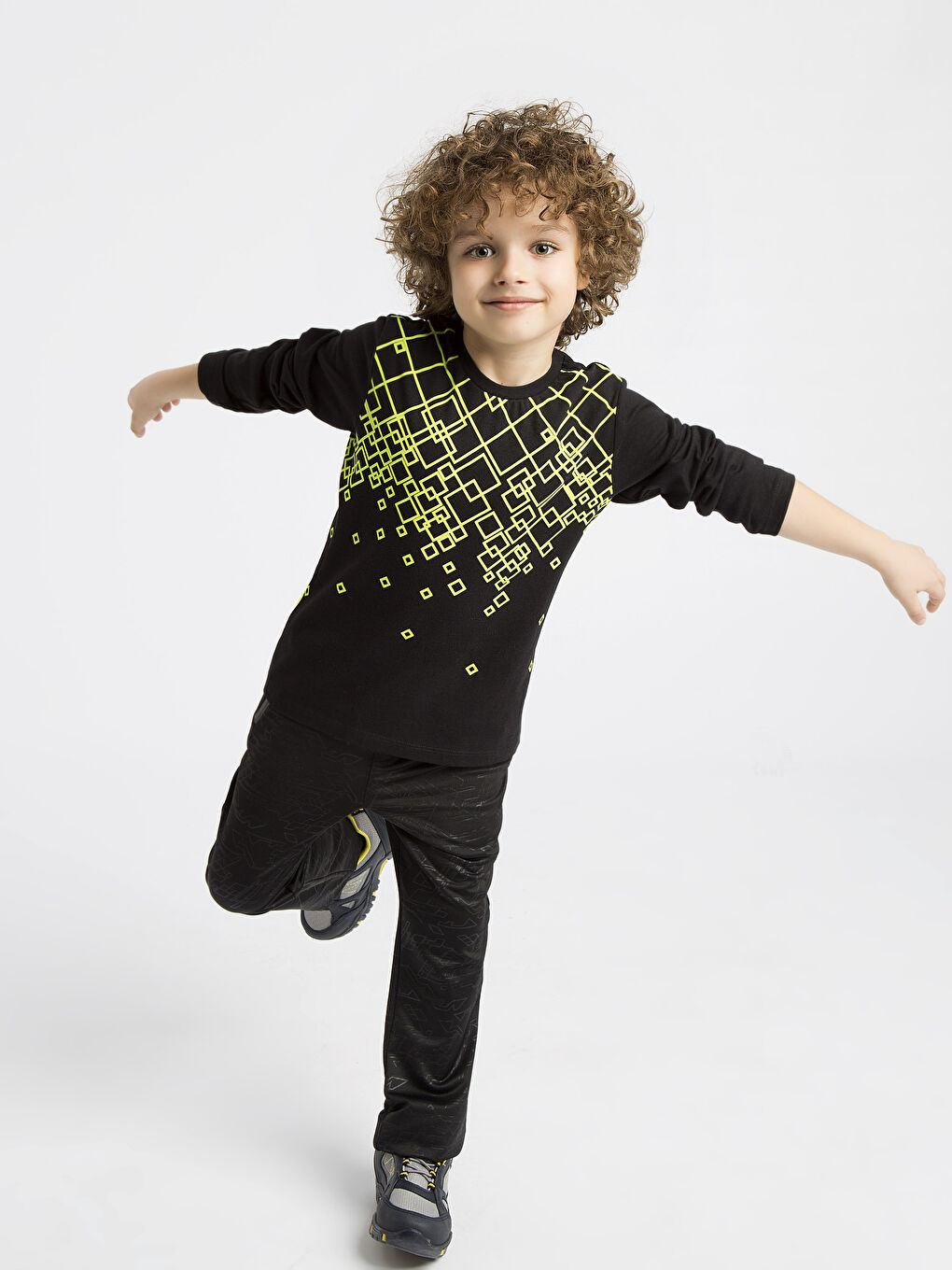 Siyah Bisiklet Yaka Erkek Çocuk Tişört