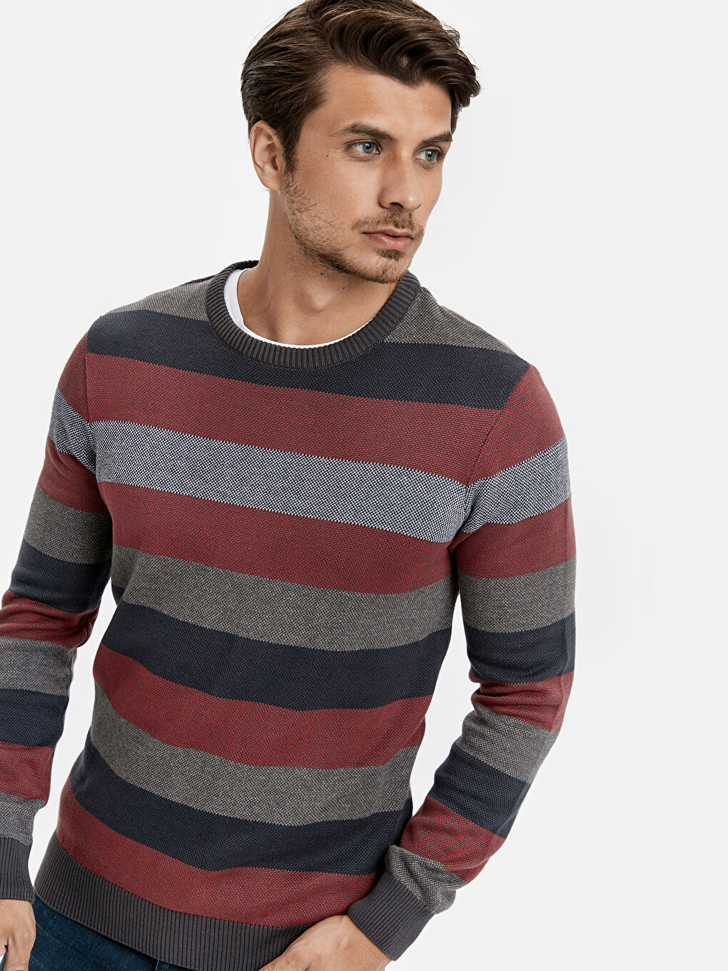 Светр чоловічий трикотажний з круглим вирізом горловини та довгим рукавом