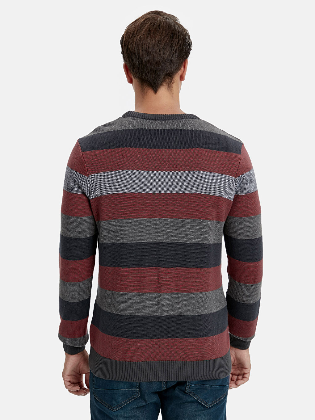 Светр чоловічий трикотажний з круглим вирізом горловини та довгим рукавом-1