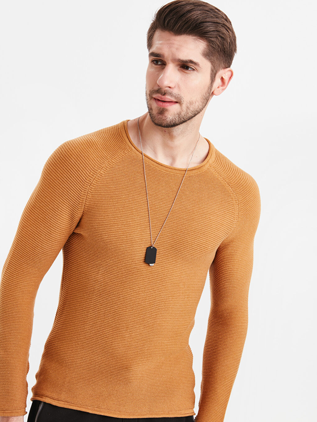 Легкий трикотажный джемпер с круглым вырезом