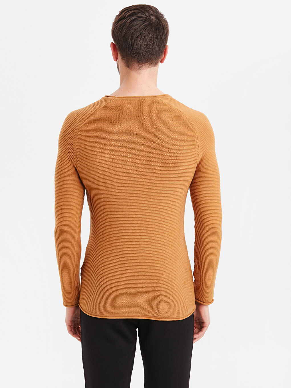 Легкий трикотажный джемпер с круглым вырезом-1