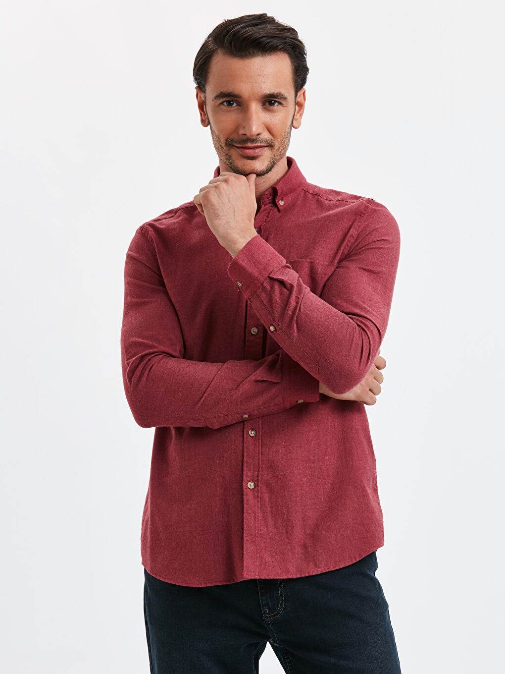 قميص أحمر رجل