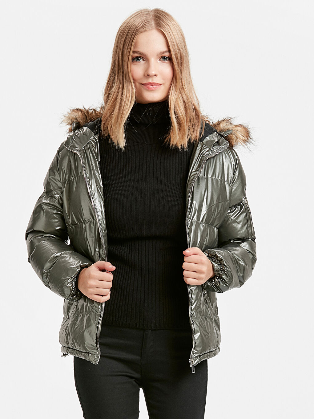 Haki Kapüşon Yaka Düz Cep Detaylı Kadın Şişme Mont