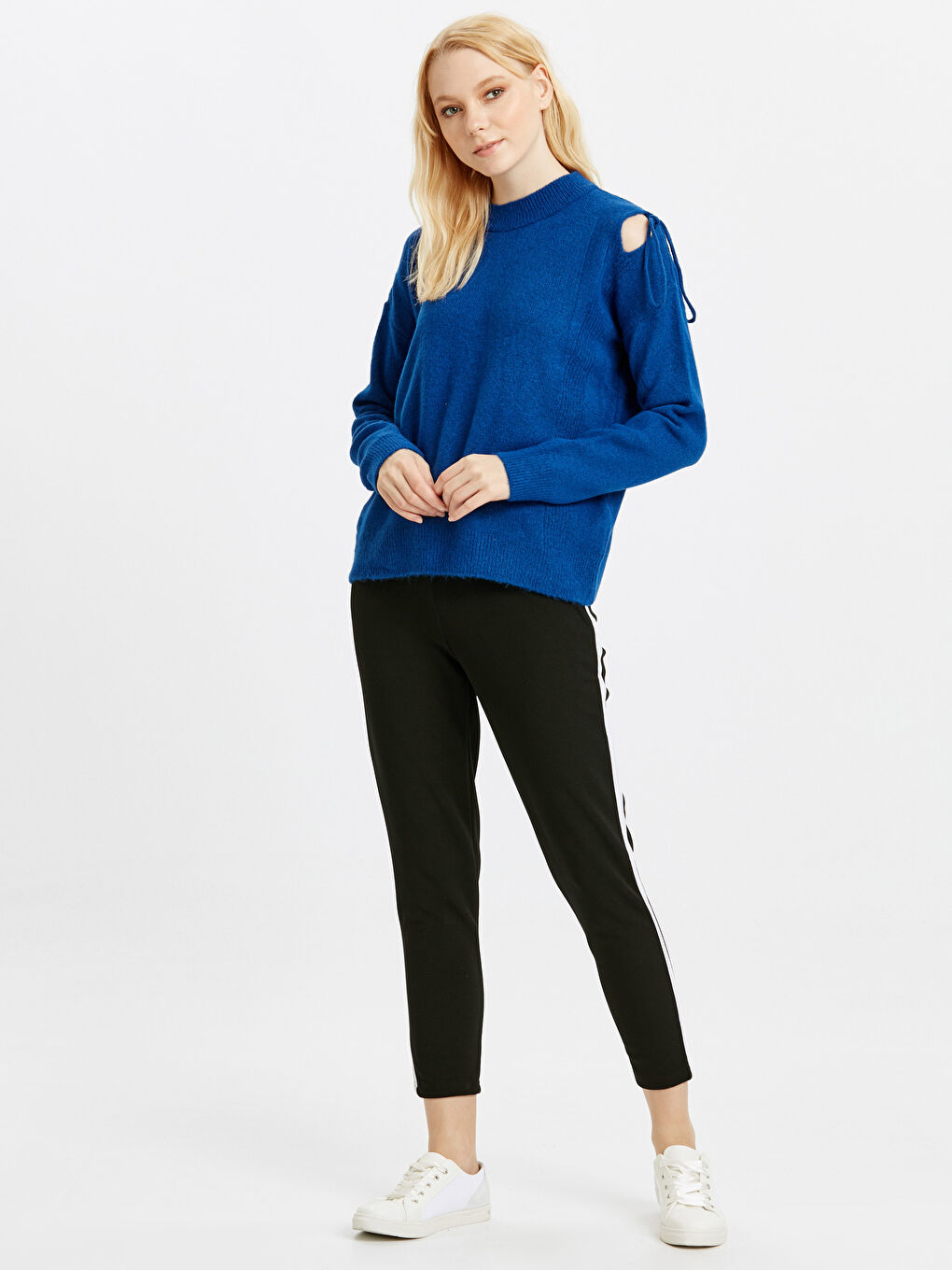 Женщины Голубой Свитер-2