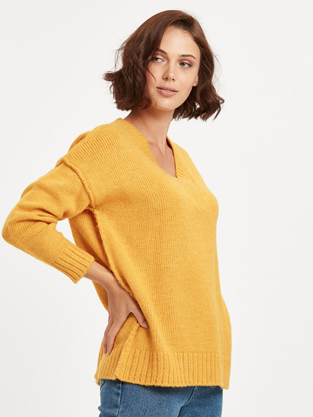 ქალი ყვითელი სვიტერი