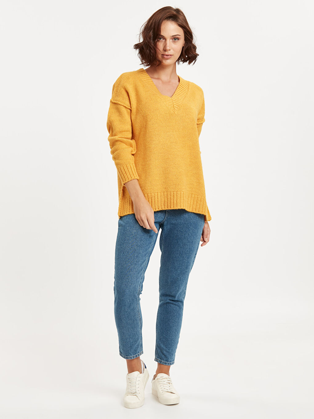 ქალი ყვითელი სვიტერი-1