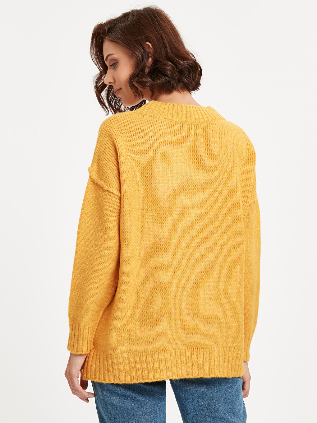 ქალი ყვითელი სვიტერი-2