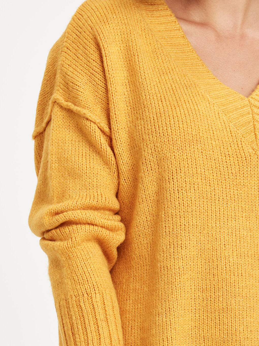 ქალი ყვითელი სვიტერი-3