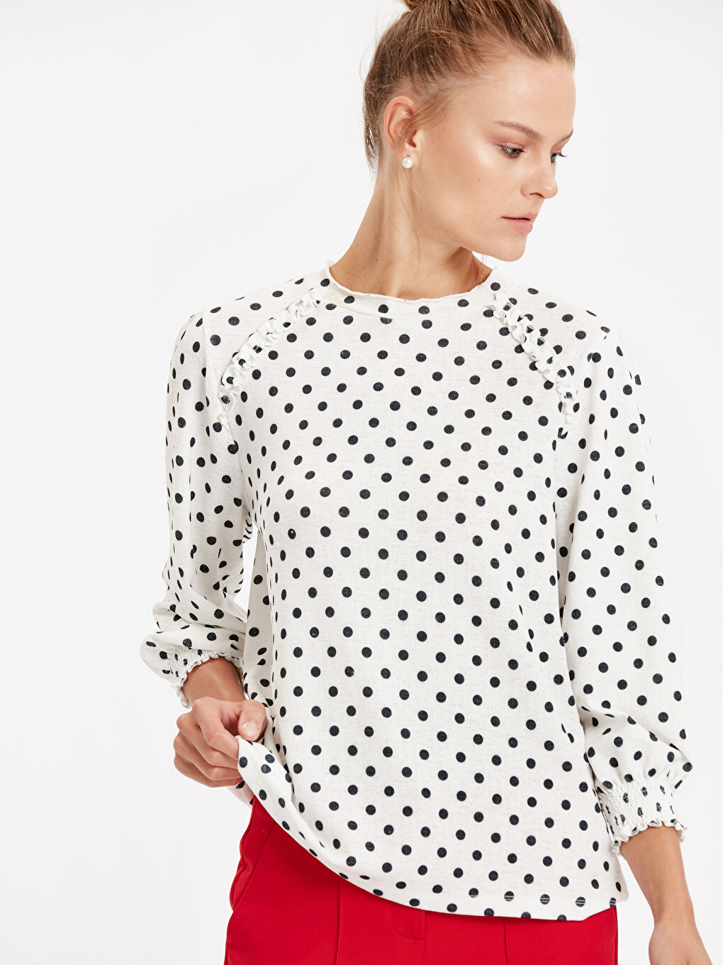 Beyaz Dik Yaka Puantiyeli Kadın Tişört