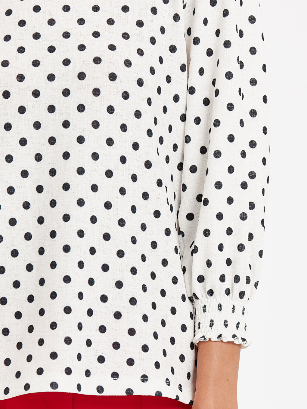 Beyaz Dik Yaka Puantiyeli Kadın Tişört-3