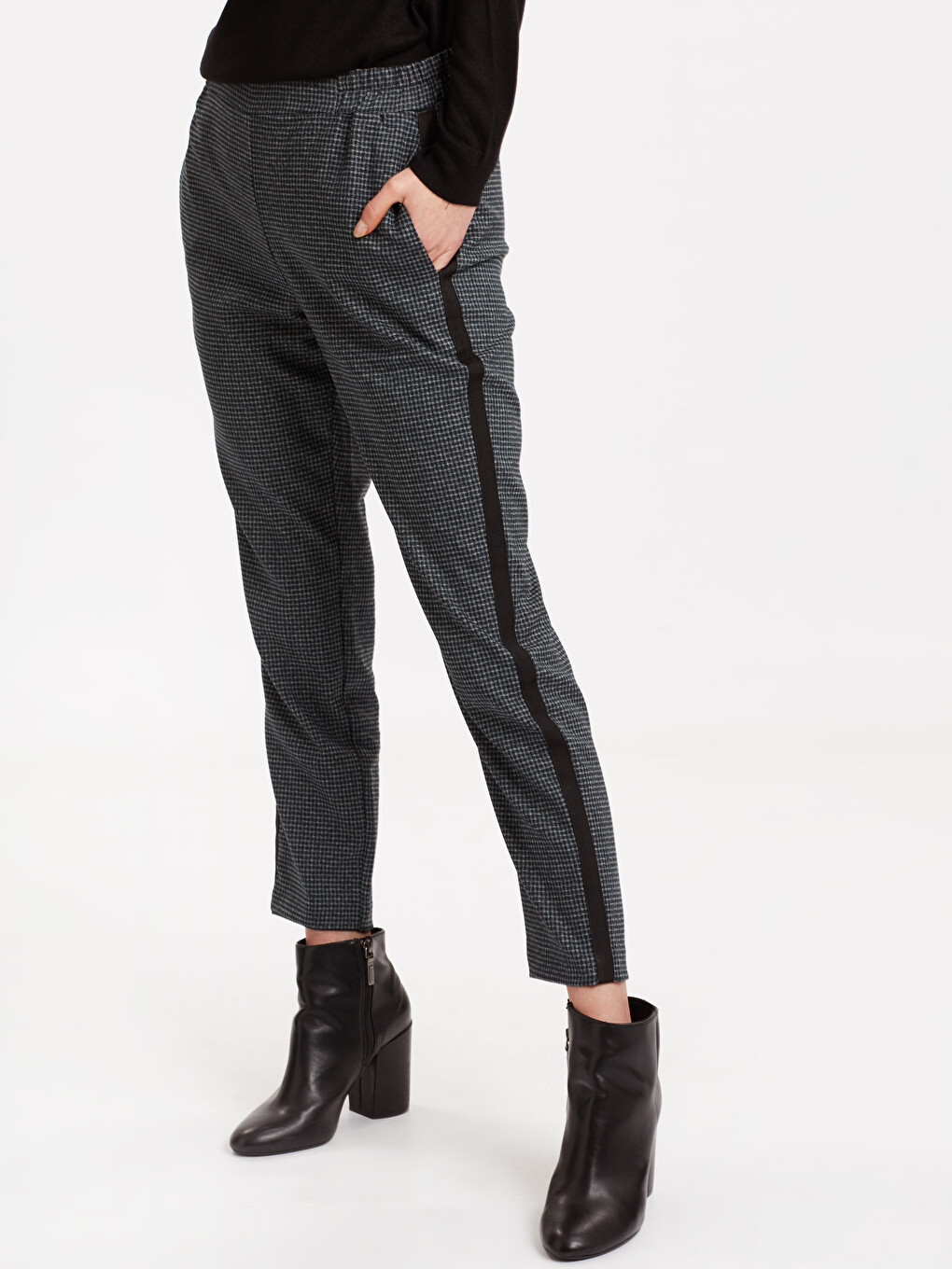 Elastic Waist Plaid Ankle Trousers For Women-1