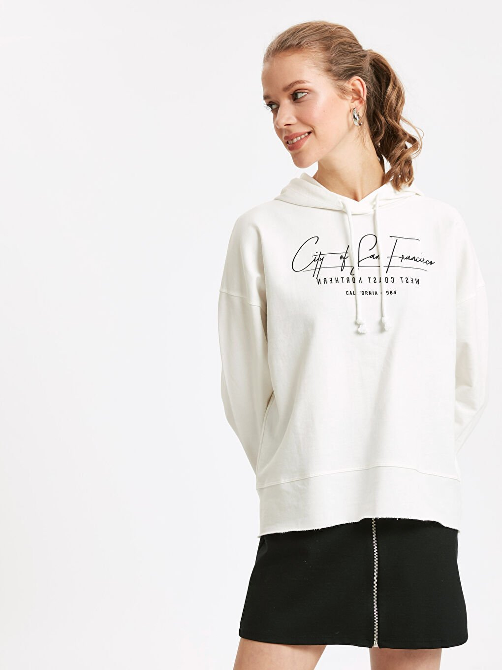 Ekru Regular Fit San Francisco Baskılı Kadın Hoodie