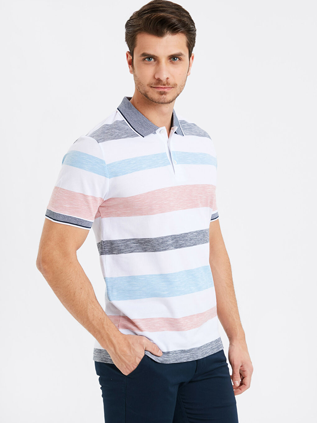 تيشيرت وردي رجل