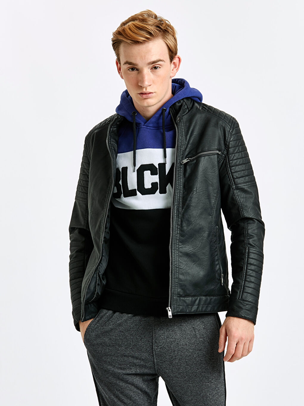 Siyah Deri Görünümlü İnce Mont