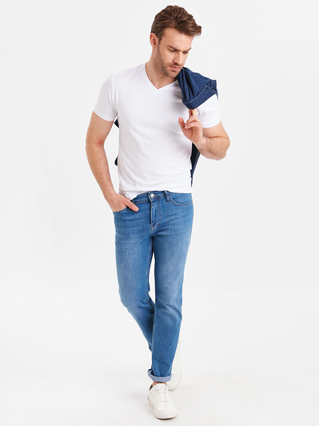 Beyaz V Yaka Kısa Kollu Pamuklu Tişört-2