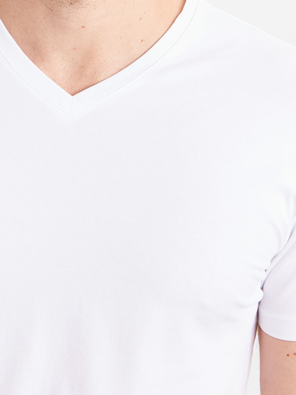 Beyaz V Yaka Kısa Kollu Pamuklu Tişört-3