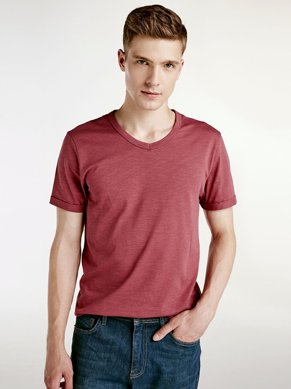 Базовая хлопковая футболка с V-образным вырезом и короткими рукавами