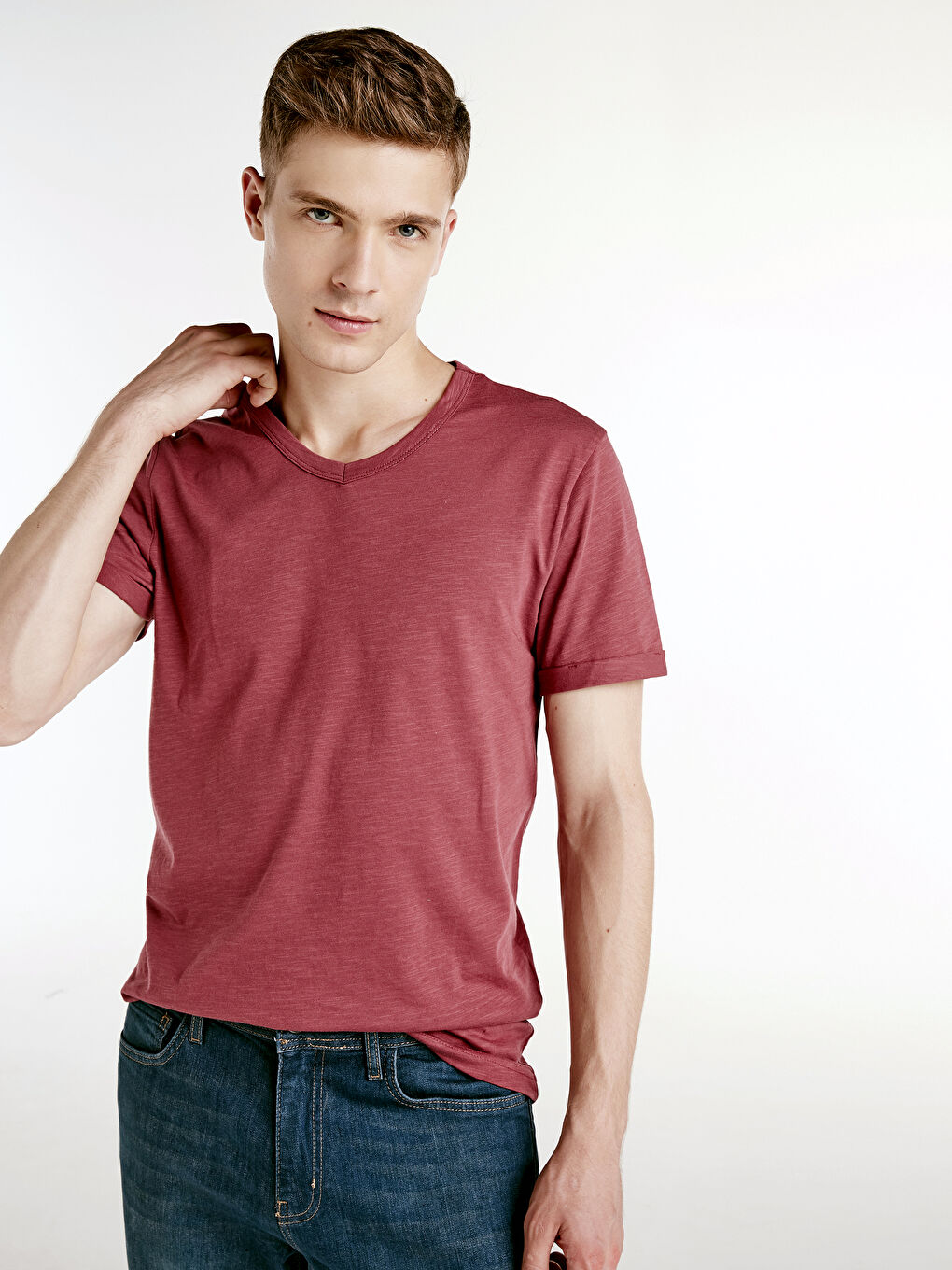 Базовая хлопковая футболка с V-образным вырезом и короткими рукавами-1