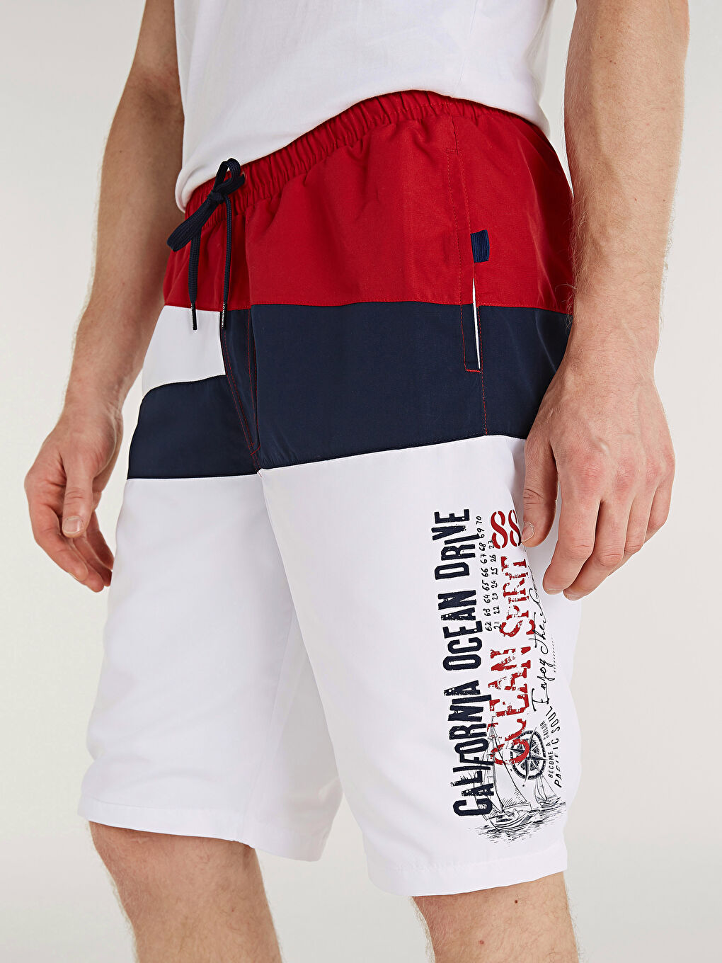 Beyaz Diz Hizası Boy Çizgili Deniz Şortu-2