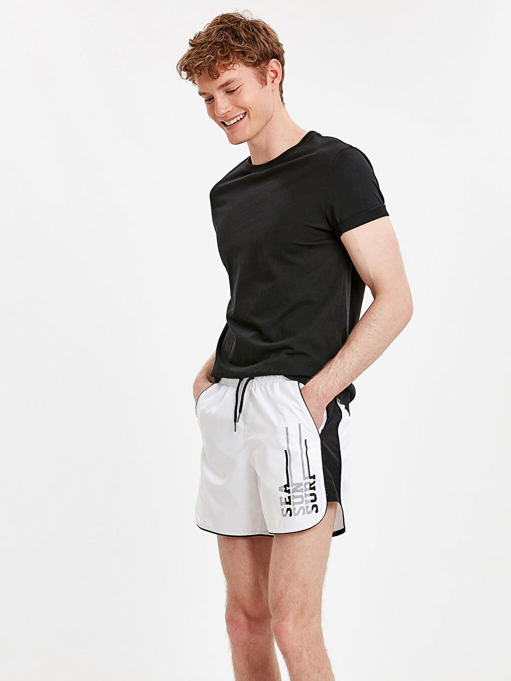 Beyaz Kısa Boy Baskılı Deniz Şortu