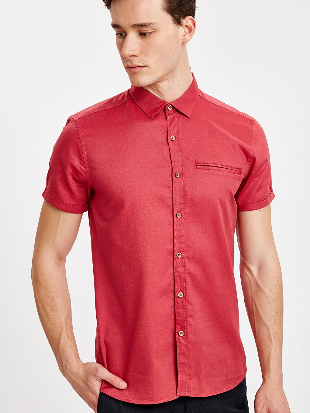 قميص أحمر رجل