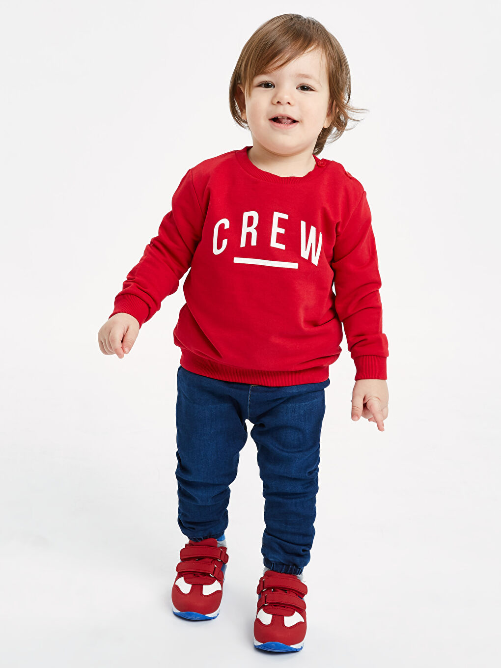 قميص رياضي أحمر طفل صغير