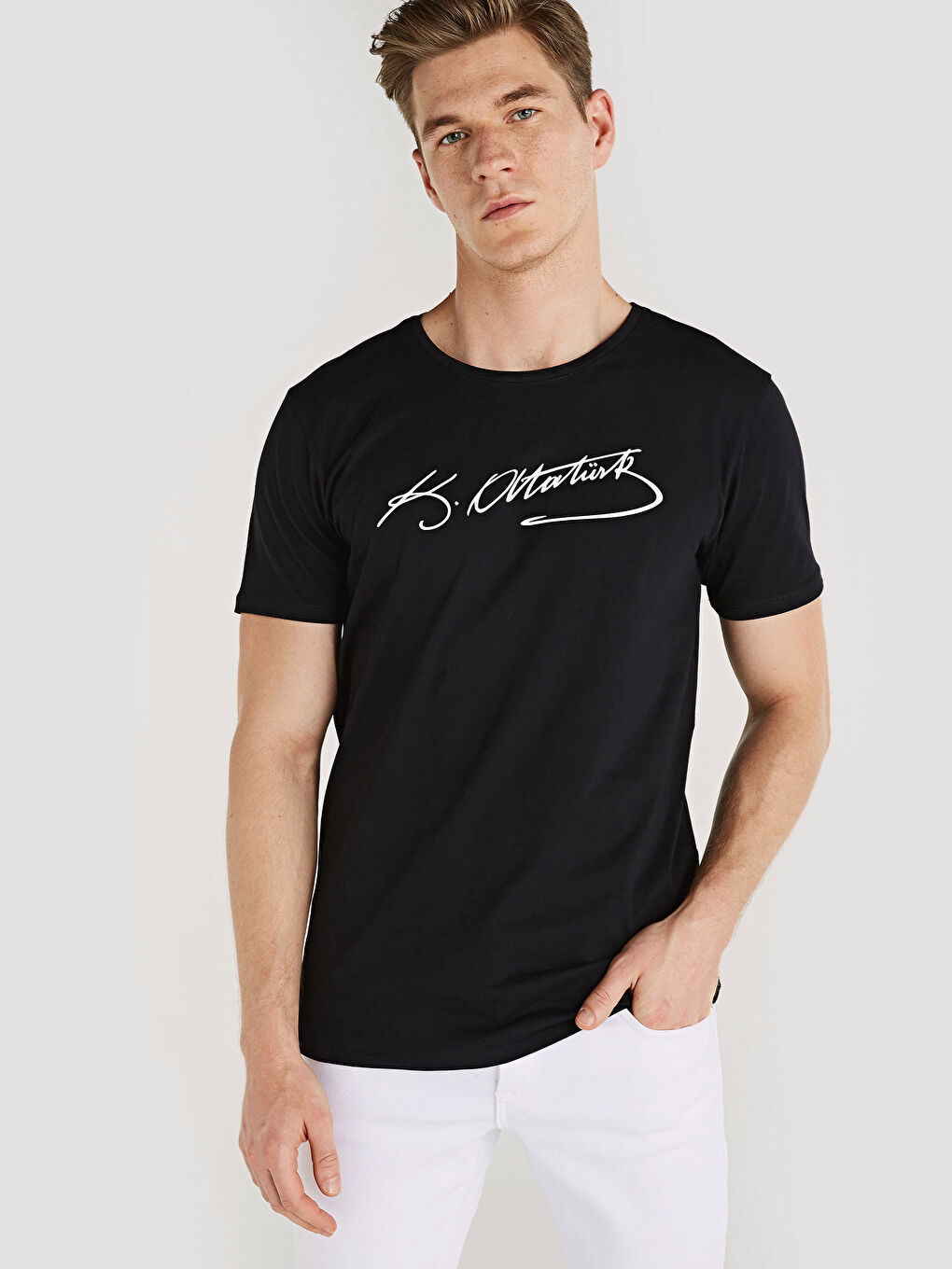 Siyah Bisiklet Yaka Kısa Kollu Atatürk İmzası Baskılı Erkek Tişört-1