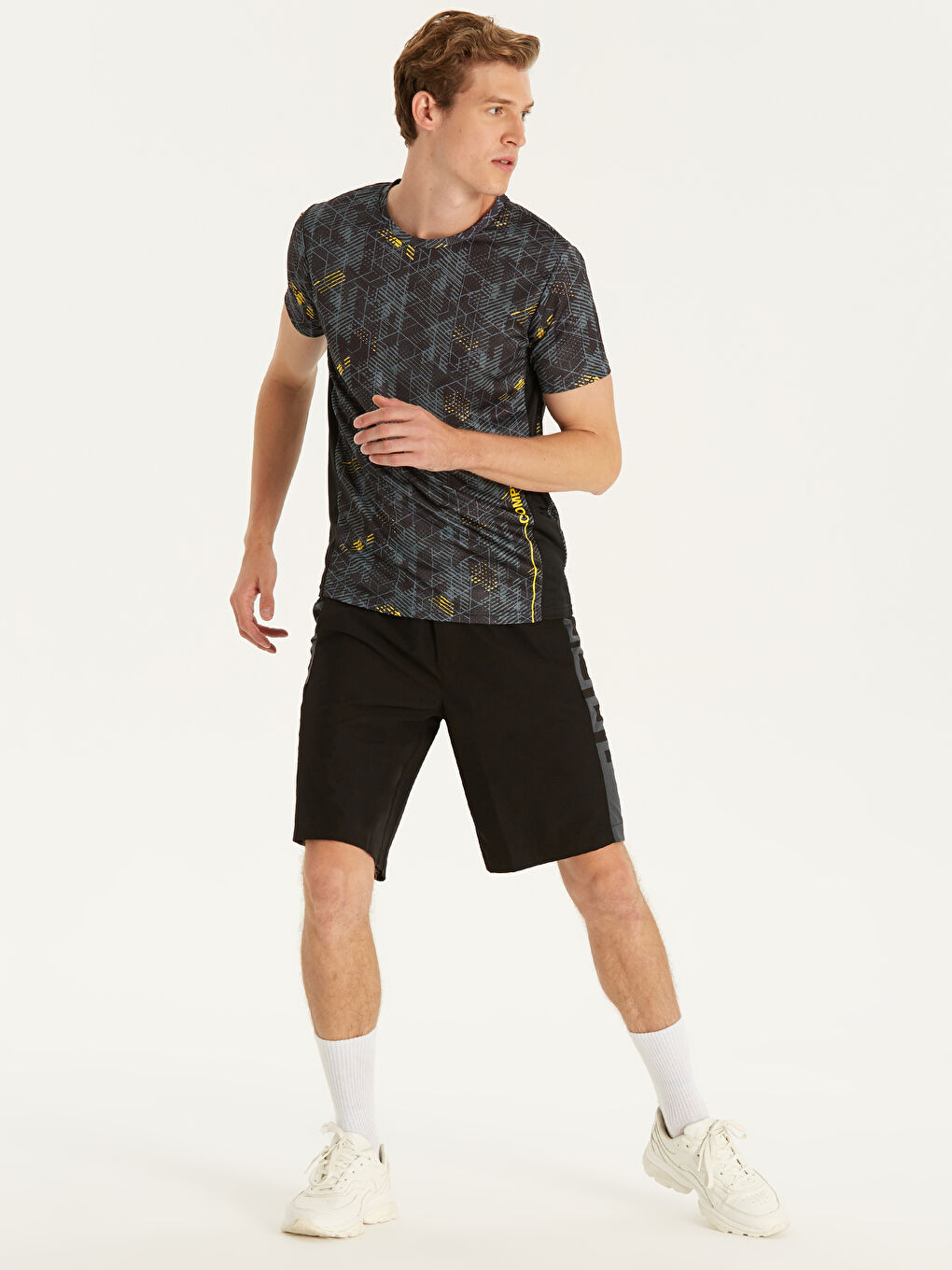 Siyah Bisiklet Yaka Kısa Kollu Erkek Tişört-2