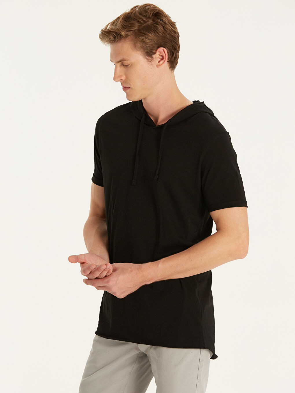 Siyah Kapüşonlu Kısa Kollu Erkek Tişört