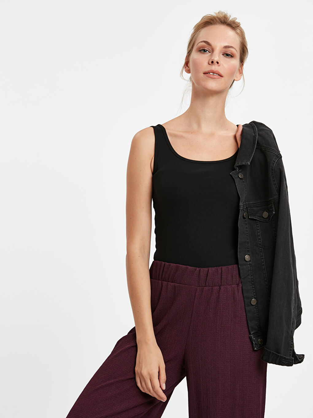 Siyah U Yaka Düz Kolsuz Pamuklu Kadın Atlet