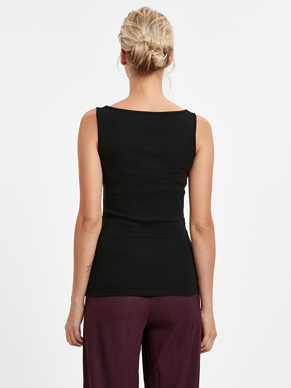 Siyah U Yaka Düz Kolsuz Pamuklu Kadın Atlet-1